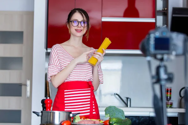 Giovane donna cucina a macchina fotografica — Foto Stock