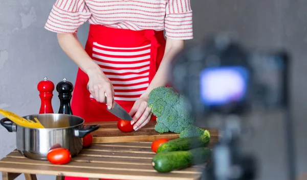 Jonge vrouw veganistisch koken voedsel — Stockfoto