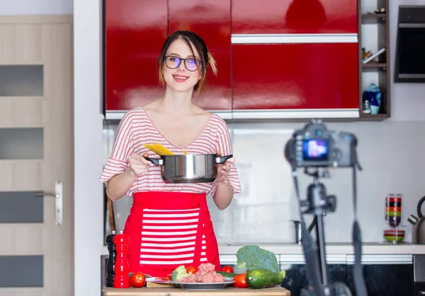 Genç kadın kameraya pişirme