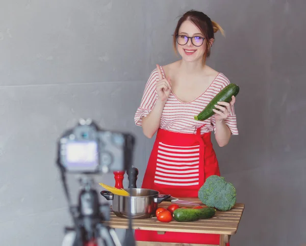 Mujer joven cocinando comida vegana —  Fotos de Stock