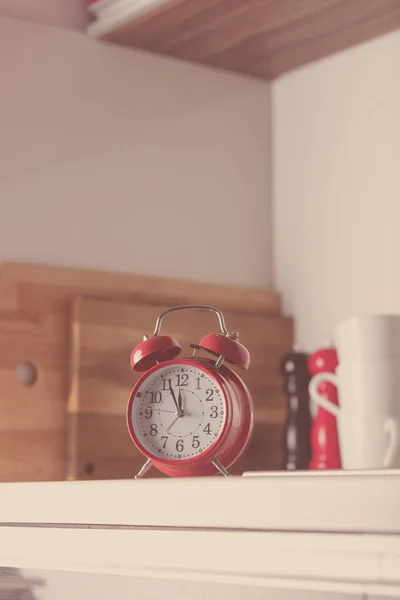 Reloj despertador retro en la cocina —  Fotos de Stock