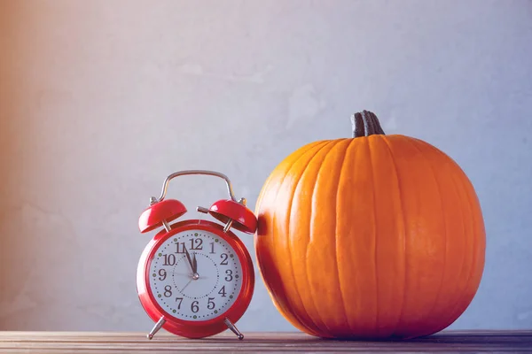 新鮮な秋のカボチャとレトロな目覚まし時計 — ストック写真