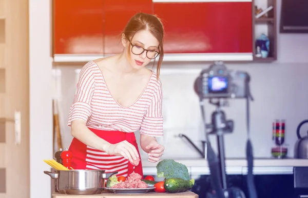 Giovane donna cucina a macchina fotografica — Foto Stock