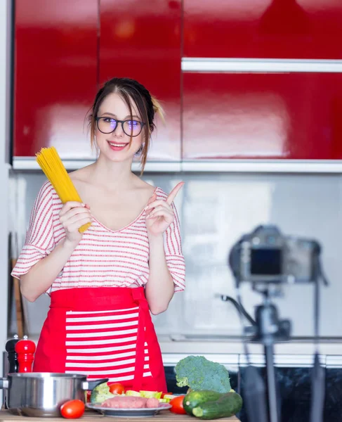 Mujer joven cocinando en cámara —  Fotos de Stock