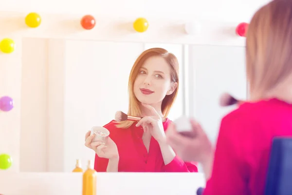 Mujer aplicando cosméticos en la cámara — Foto de Stock