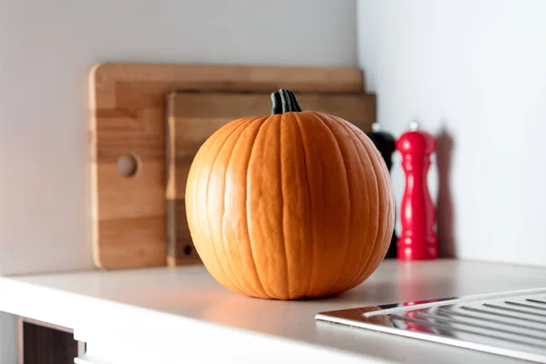 Hösten pumpa på bord — Stockfoto