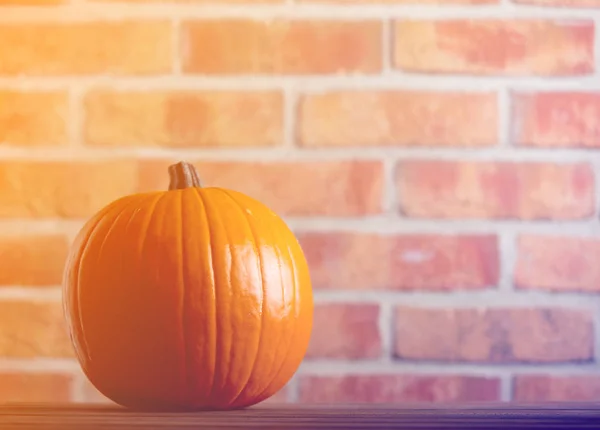 Calabaza de otoño en la mesa —  Fotos de Stock