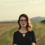 Frau mit Brille auf dem Land