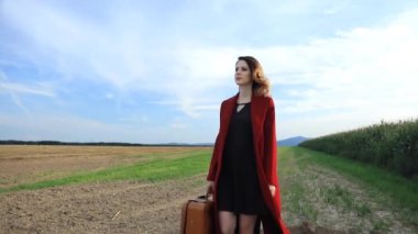 Kırmızı ceketli genç bayan.