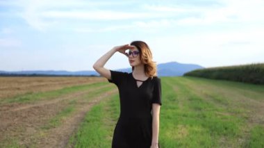 Bavullu genç kadın.