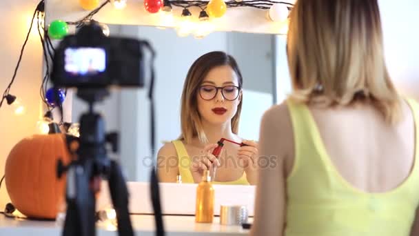 Mulher aplicando cosméticos na câmera — Vídeo de Stock