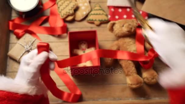 Papai Noel preparando presentes — Vídeo de Stock