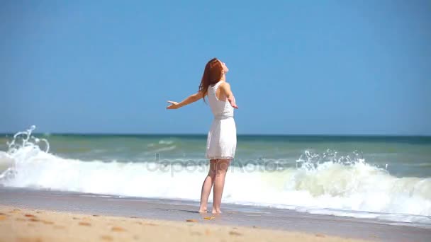 Ung kvinna på strand — Gratis stockvideo