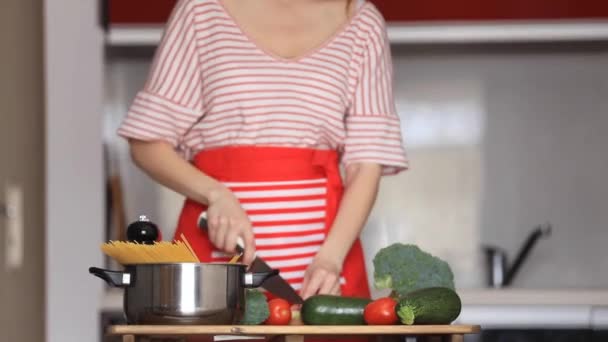 Jovem cozinhando na câmera — Vídeo de Stock