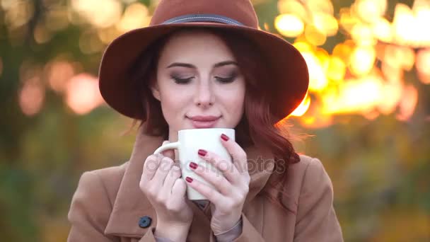 Молодая женщина с чашкой кофе — стоковое видео