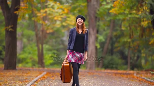 Mujer joven con maleta — Vídeos de Stock