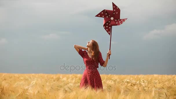 Ung kvinna med vindsnurra leksak — Stockvideo