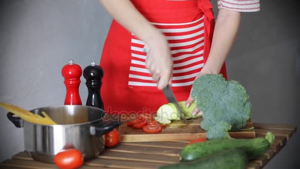 Молодая женщина готовит перед камерой — стоковое видео