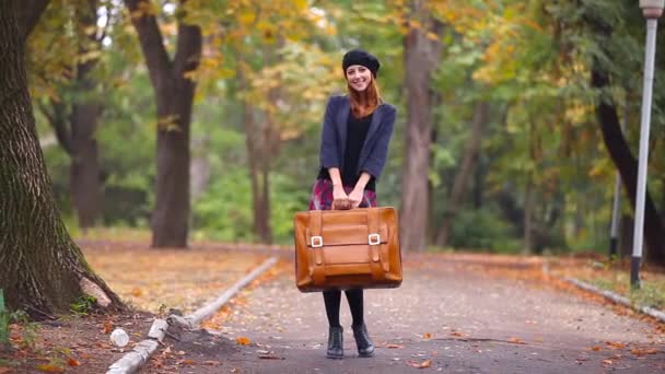 Молодая женщина с чемоданом — стоковое видео