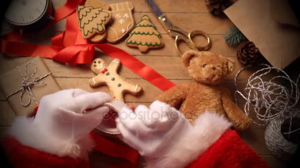 Santa Claus preparando regalos — Vídeo de stock