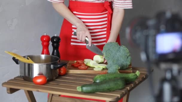 Giovane donna cucina a macchina fotografica — Video Stock