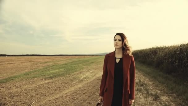 Mujer joven con abrigo rojo — Vídeo de stock
