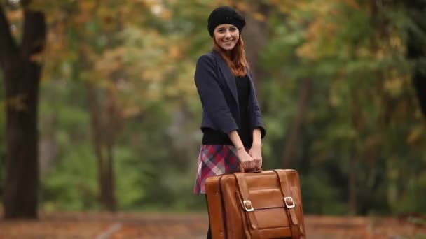 スーツケースを着た若い女性 — ストック動画
