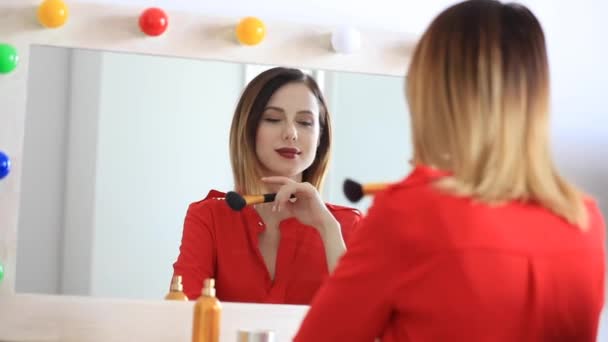 应用化妆品在相机的女人 — 图库视频影像