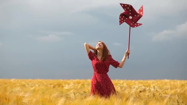 Ung kvinna med vindsnurra leksak — Stockvideo
