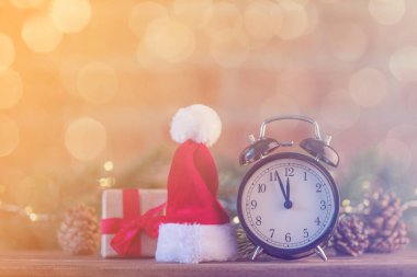 Noel Baba şapkası ile çalar saat 