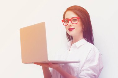 Dizüstü bilgisayarı olan genç kadın 