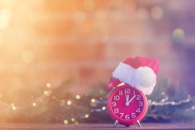 Noel Baba şapkası ile çalar saat 