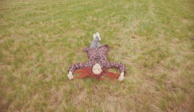 genç kadın sahada yalan 