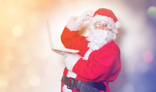 Weihnachtsmann mit Laptop — Stockfoto