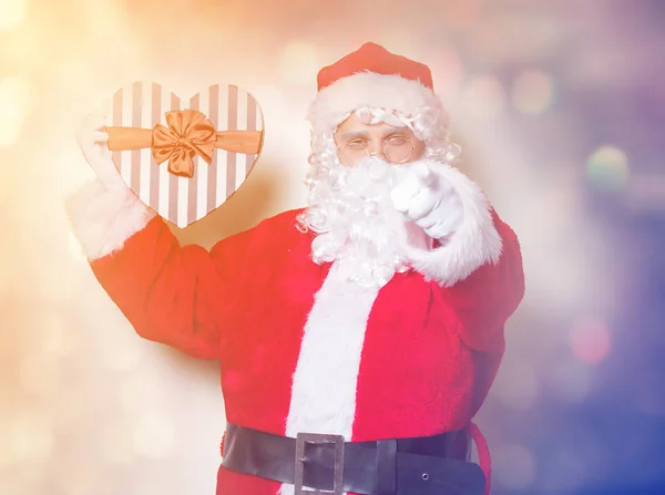 Santa claus hospodářství dárek — Stock fotografie