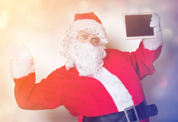Santa Claus sosteniendo tablero negro — Foto de Stock