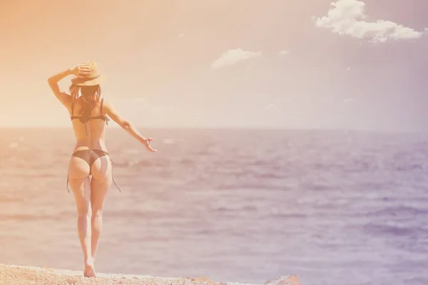 Kıyısında duran genç kadın — Stok fotoğraf