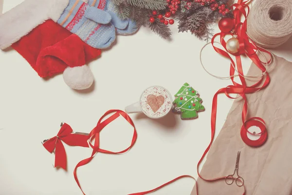 Cup en cookie in de buurt van geschenken — Stockfoto