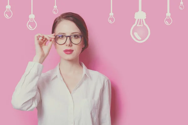 Femme d'affaires aux cheveux roux en lunettes — Photo