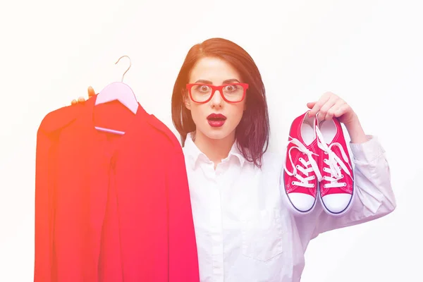 Mulher com camisa no cabide — Fotografia de Stock