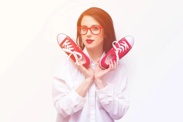 Mujer joven con zapatos de goma — Foto de Stock