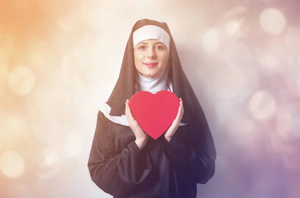 Monja con caja de forma de corazón — Foto de Stock