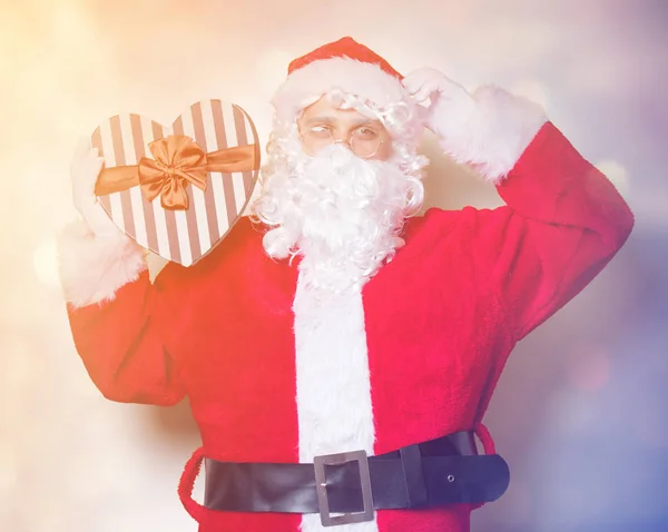 Noel Baba holding hediye — Stok fotoğraf