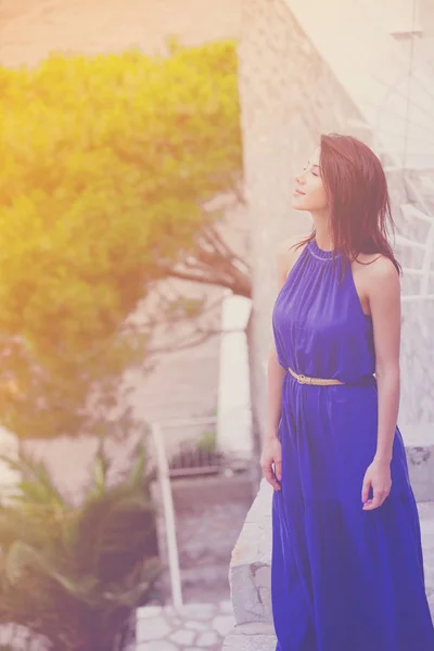 Mujer joven en vestido azul —  Fotos de Stock