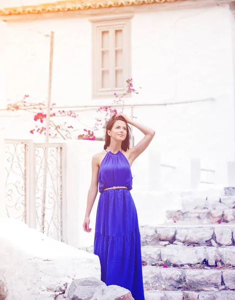Jovem mulher em vestido azul — Fotografia de Stock