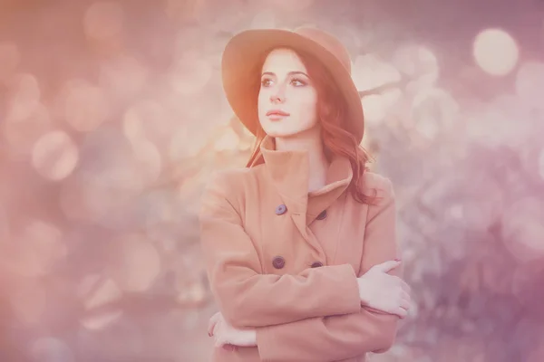 Donna in cappello e cappotto — Foto Stock