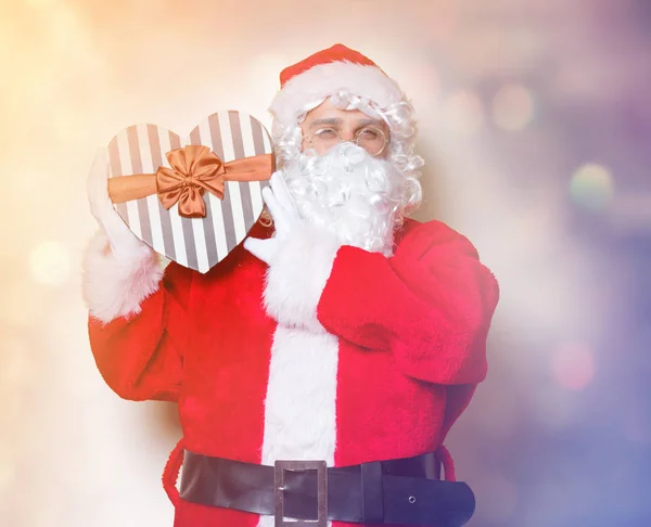 Regalo di Santa Claus Holding — Foto Stock