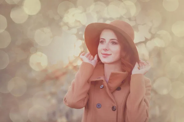 Женщина в шляпе и пальто — стоковое фото