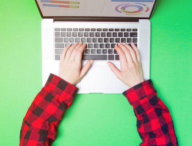 Dizüstü bilgisayarda yazarak freelancer eller