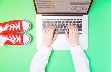 dizüstü bilgisayar ile eller 